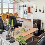 Three-bedroom In Semesterbostad *