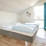 Three-bedroom In Semesterbostad