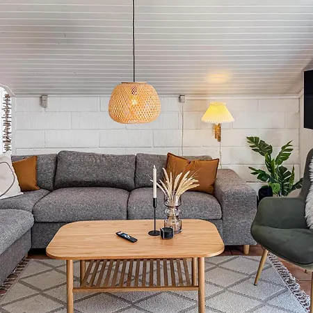 4 Bedroom Gorgeous In Holiday home